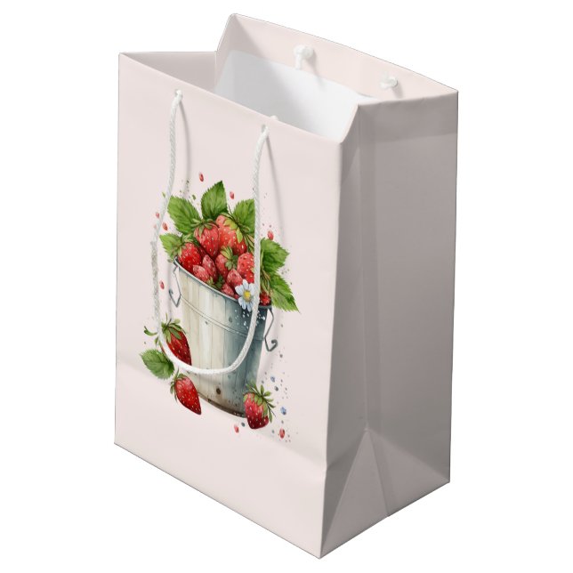 Frischgepflückte Erdbeeren in einem Eimer Mittlere Geschenktüte (Rückseite Schrägansicht)