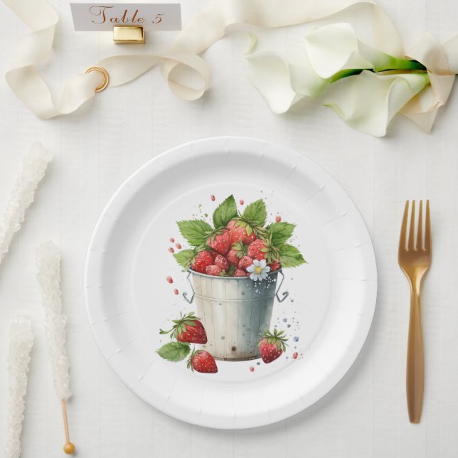 Frischgepflückte Erdbeeren in einem Eimer Pappteller (Hochzeit)