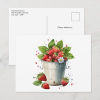 Frischgepflückte Erdbeeren in einem Eimer