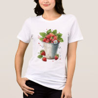 Frischgepflückte Erdbeeren in einem Eimer