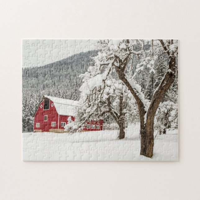 Frischschnee auf roter Scheune (Horizontal)
