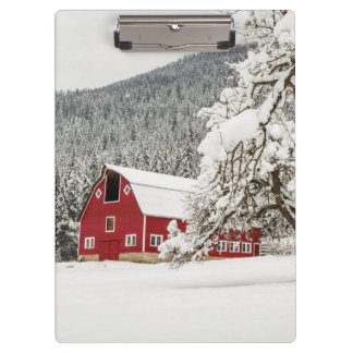 Frischschnee auf roter Scheune Klemmbrett