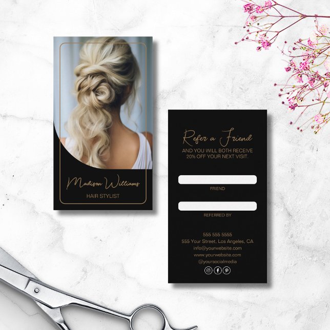 Friseur-Stylist Modernes Foto Schwarz und Gold Empfehlungskarte (Hair Stylist Modern Photo Black and Gold Referral Card)