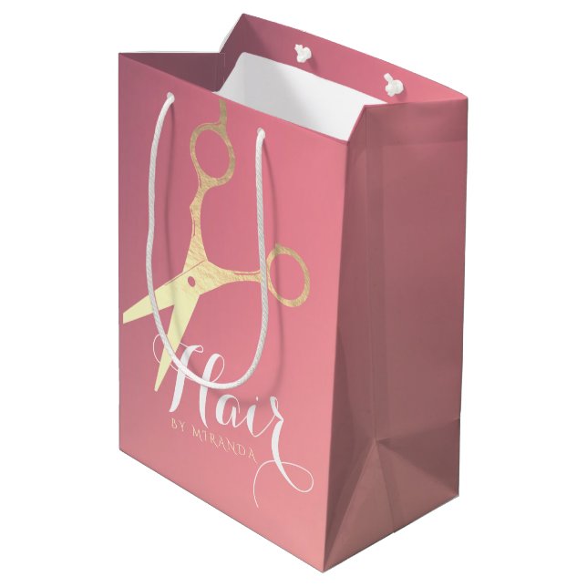 Friseursalon Makeup Salon Moderne rosa Goldschere Mittlere Geschenktüte (Rückseite Schrägansicht)