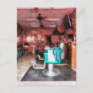 Friseursalon mit grünen Barberstühlen Postkarte