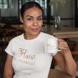Friseursalon-Mitarbeiter personalisiert, weiß und  T-Shirt<br><div class="desc">Moderner,  eleganter Salon und Friseursalon mit modernem Glamour. T - Shirt mit schicken Typografie in Weiß (veränderbare T - Shirt-Farbe) und Imitate aus Kupfergold mit Schere und einem kleinen Herz.               Geeignet für Friseursalon,  Schönheitssalon,  Friseur,  beruflichen Friseur.                         Perfect choice for an elegante,  anspruchsvolle berufliche Optik.</div>