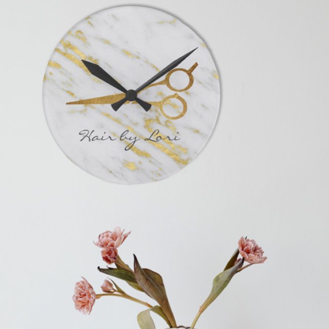 Frisur-Stylist-Goldmarmorschere Personalisiert Runde Wanduhr (Von Creator hochgeladen)
