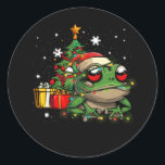 Frog Lover Christmas Lights Tree Weihnachtsmannmüt Runder Aufkleber<br><div class="desc">lustiges Geschenk für Froschliebhaber, Froschtierbesitzer, mit einem niedlichen und bezaubernden Blütenfrosch für sich selbst oder als Geschenk für Freunde oder Familie, die Cartoon, Anime, Manga, Comicen, Frosch Amphibien Liebhaber Liebe. Frosch Kostüm Frosch Hunter Behaltend Funny Frogs Pet Amphibien Frog Lover Designs. Das ist ein tolles Geschenk für den Froschwärter oder...</div>