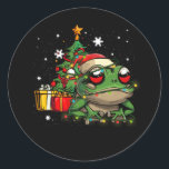 Frog Lover Christmas Lights Tree Weihnachtsmannmüt Runder Aufkleber<br><div class="desc">lustiges Geschenk für Froschliebhaber, Froschtierbesitzer, mit einem niedlichen und bezaubernden Blütenfrosch für sich selbst oder als Geschenk für Freunde oder Familie, die Cartoon, Anime, Manga, Comicen, Frosch Amphibien Liebhaber Liebe. Frosch Kostüm Frosch Hunter Behaltend Funny Frogs Pet Amphibien Frog Lover Designs. Das ist ein tolles Geschenk für den Froschwärter oder...</div>