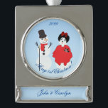 Frohe 1. Weihnachts Couple Snowman Frau Banner-Ornament Silber<br><div class="desc">Frohe 1. Weihnachtscouch Snowman & Woman Weihnachtsschmuck für Paare,  Jungvermählte und Verlobungen. Snowman und Frau zeichnend von Claudine Boerner mit einigen Akzenten unter CC0 Lizenz veröffentlicht.</div>
