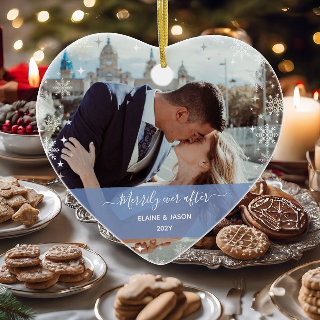 Frohe Ever After + Unsere ersten Weihnachten 2 Fot Keramik Ornament (Merrily Ever After 1st Christmas Ornament Newlyweds 2 Photos Elegant Modern Calligraphy Snowflakes)