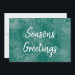 Frohe Festtage mit gestörter Green Chalkboard Feiertagskarte<br><div class="desc">Dies ist ein hausgemachter Hintergrund, der wie ein bedrücktes grünes Tafelgrün aussieht, mit einem Gruß in einem kreidebleich aussehenden weißen Schriftart, der auf der Vorderseite die Grüße der Saison und auf der Rückseite einen Platzhalter für Ihren Namen oder einen anderen Text angibt. Ein eleganter und trendiger, aber schlichter minimalistischer Stil....</div>