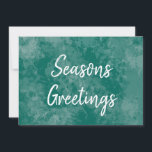 Frohe Festtage mit gestörter Green Chalkboard Feiertagskarte<br><div class="desc">Dies ist ein hausgemachter Hintergrund, der wie ein bedrücktes grünes Tafelgrün aussieht, mit einem Gruß in einem kreidebleich aussehenden weißen Schriftart, der auf der Vorderseite die Grüße der Saison und auf der Rückseite einen Platzhalter für Ihren Namen oder einen anderen Text angibt. Ein eleganter und trendiger, aber schlichter minimalistischer Stil....</div>