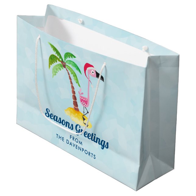 Frohe Festtage Rosa Flamingo in Weihnachtsmannmütz Große Geschenktüte (Vorderseite Schrägansicht)