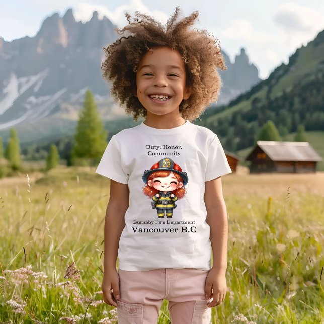 Frohe Feuerwehrfrau in hellen Geräten T-Shirt (Von Creator hochgeladen)