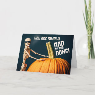 Frohe Halloween Bad an das Knochenskelett Feiertagskarte