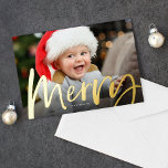 Frohe Pinselschrift Foto Weihnachten Folien Feiertagskarte<br><div class="desc">Auf dieser Weihnachtskarte sitzt eine kühne Folie "fröhlich" in einem modernen Pinselskript an der Basis eines horizontalen Fotos. Mit einem hellroten Backer mit einem Sternmuster ist dies der perfekte Weg,  um mit Ihrem Lieblings-Foto einen Urlaub zu verbringen. Das Rot kann durch Klicken auf "Bearbeiten mit dem Designwerkzeug" geändert werden.</div>