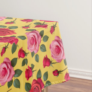 Frohe rosa und rote Rosen auf einem sonnigen Gelb  Tischdecke