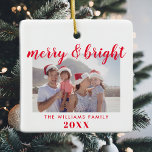 Frohe und helle Foto Weihnachten Keramikornament<br><div class="desc">Modernes Minimalistisches Foto für  Familien mit fröhlichen und hellen Weihnachtsgeschmack,  mit elegantem Kalligraphieskript Schriftart Merry & Bright. Personalisieren Sie Ihren Familiennamen und das Jahr.</div>