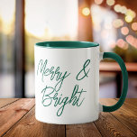 Frohe und helle grüne Skripte Weihnachten Tasse<br><div class="desc">Frohe und helle grüne Script Weihnachten-Tasse</div>