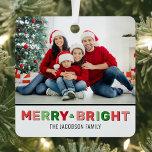 Frohe und helle moderne Weihnachtszeit Foto Ornament Aus Metall<br><div class="desc">Wünschen Sie allen ein frohes Weihnachtsfest mit diesem niedlichen und einfachen Ornament mit Ihrem Lieblings-Foto und der Phrase "Merry & Bright" vorne. Sie können den Text, einschließlich Ihres Familiennamen, ganz einfach personalisieren. Das Design vereint Rot, Rosa und dunkle und helle Grüntöne, was die Lustigkeit und Freude der Ferienzeit perfekt einprägt....</div>
