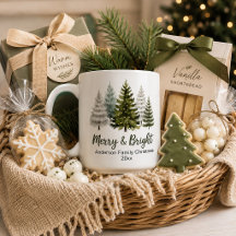 Frohe und helle Weihnachtsbaumen Familie halten Sa