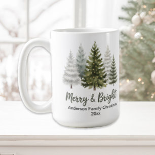 Frohe und helle Weihnachtsbaumen Familie halten Sa Kaffeetasse