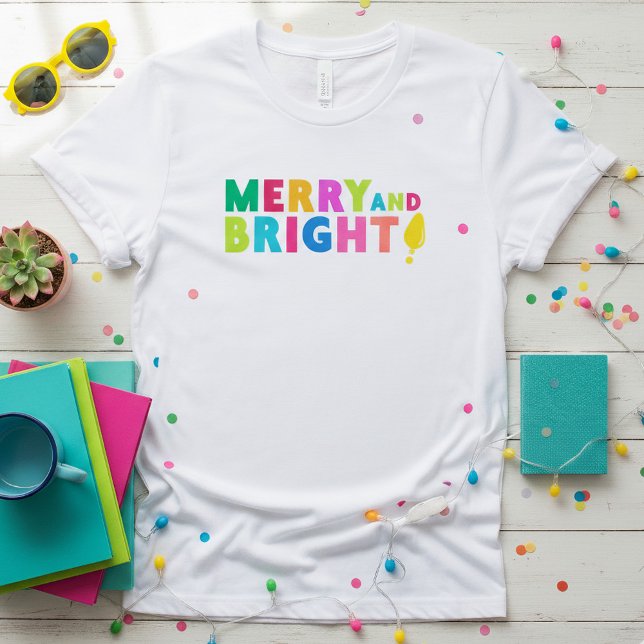 Frohe und helle Weihnachtsbrille T-Shirt (Very Merry and So Bright. Our festive colorful Christmas t-shirt complete with a nostalgic bulb.)