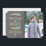 Frohe und helle Weihnachtskarte im Chalkboard Weih Feiertagskarte<br><div class="desc">Freuen Sie sich auf eine schöne, moderne und fröhliche Weihnachtskarte für Ihre Familie und Freunde. Diese einzigartige Fotokarte bietet einen Chalkboard-Hintergrund, weiße Polka Dot Schneeflocken und farbenfrohe Typografie. Sie können die Karte personalisieren, indem Sie das Foto, den Familiennamen und das aktuelle Jahr ändern. Wählen Sie einen anderen Stil für den...</div>