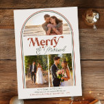 Frohe und Verheiratete Arched Foto Collage Weihnac Feiertagskarte<br><div class="desc">Retro Moderne, Verheiratete, frisch vermählte Urlaubskarte mit bogenförmiger Foto-Collage, die 3 Ihrer Fotos und/oder Weihnachtsfeiertage abhält. Einfache, erdige, neutrale Farbpalette mit grünen und nussfarbigen Orangenakzenten - alles, was Sie an Ihre Farbwahl anpassen können. Geschrieben mit Fröhlichkeit und Verheiratet in nostalgischer Vintager Text und handgeschriebener Schrift Typografie. Einfach zu personalisieren mit...</div>