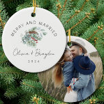 Frohe und Verheiratete unser erstes Weihnachtsfest Keramik Ornament<br><div class="desc">Gedenken Sie Ihre erste Urlaubssaison zusammen mit der Keramik "Merry & Verheiratet Our First Christmas" Foto. Dieser personalisierte Sake wurde für Neuvermählte konzipiert und besticht durch sein gepflegtes Foto, das durch ein minimalistisches Design und warme saisonale Akzente gerahmt ist. Ideal für Paare aller Art, es erfasst das Wesen Ihrer Liebe...</div>