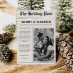 Frohe und Verheiratete Weihnachtszeitung Feiertagskarte<br><div class="desc">Freuen Sie sich auf einen "fröhlichen und Verheirateten" Weihnachtszeitungsausweis. Dieses einzigartige Design imitiert das Aussehen einer klassischen Zeitung mit einer spielerischen Überschrift, die Ihre jüngste Ehe feiert. Bringen Sie ein beliebtes Foto von Ihnen als Paar mit, zusammen mit herzzerwärmenden Updates und festlichen Nachrichten, die den Geist der Saison einfangen. Das...</div>