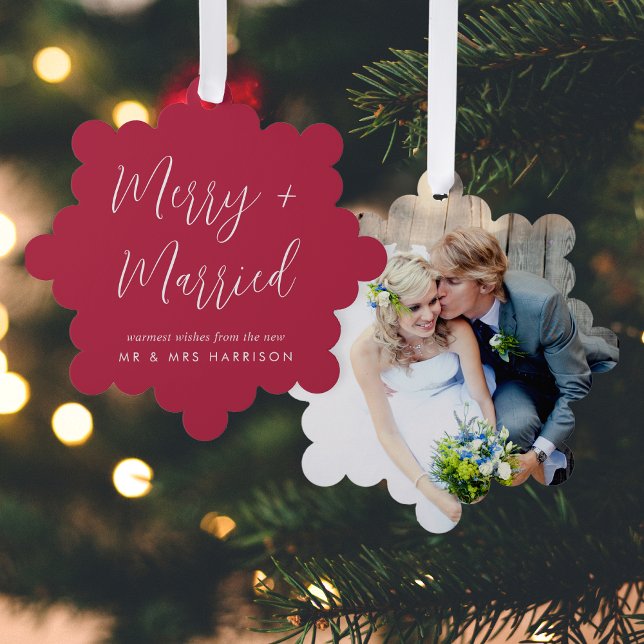 Frohe Verheiratete Hochzeit Foto Weihnachtsfeierta Ornament Karte (A beautiful & unique way to announce your marriage this holiday season)