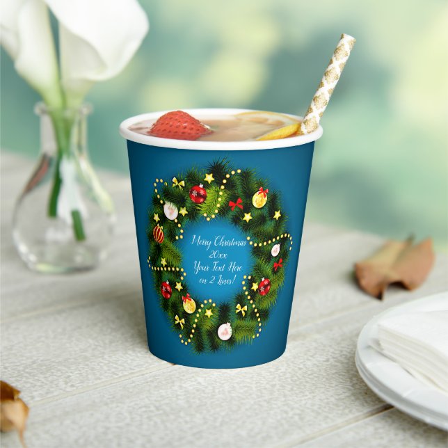 Frohe Weihnachten 20XX Text Grün Wreath Blau hinzu Pappbecher (In Situ)