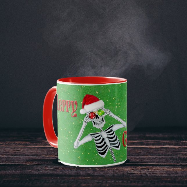 Frohe Weihnachten Albern Skeleton Ornament Eyes Ha Tasse (Fun Skeleton Ornament eyes Red Merry Christmas text on Green with gold flecks coffee or tea mug.)