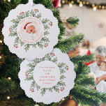 Frohe Weihnachten aus dem Foto der Neugroßeltern J Ornament Karte<br><div class="desc">Frohe Weihnachten von New Grandeleltern Foto Jahr. Ein All-in-One-Ornament und eine Karte für neue Großeltern,  die mit einem Foto ihres wertvollen Enkelkindes in der Mitte in einer kreisförmigen Maske in einem runden Rahmen von Wintergrün und Beeren versenden. Auf jeder Seite können Sie den gewünschten Text ganz einfach personalisieren.</div>