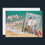 Frohe Weihnachten aus der Beach Weihnachtskarte<br><div class="desc">Die Weihnachtskarte zum tropischen Thema bietet Meereswellen,  Sand und verkündet "Frohe Weihnachten!". Spaß und festliche Strandurlaub-Karte.</div>