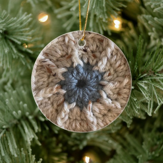 Frohe Weihnachten Beige Blue Yarn Foto Crocheter Keramik Ornament (Baum)