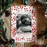 Frohe Weihnachten. Botanisches Foto Roter Winter Feiertagskarte<br><div class="desc">"Frohe Weihnachten" Fotokarte mit rotem Blumenmuster für den Winterurlaub.</div>