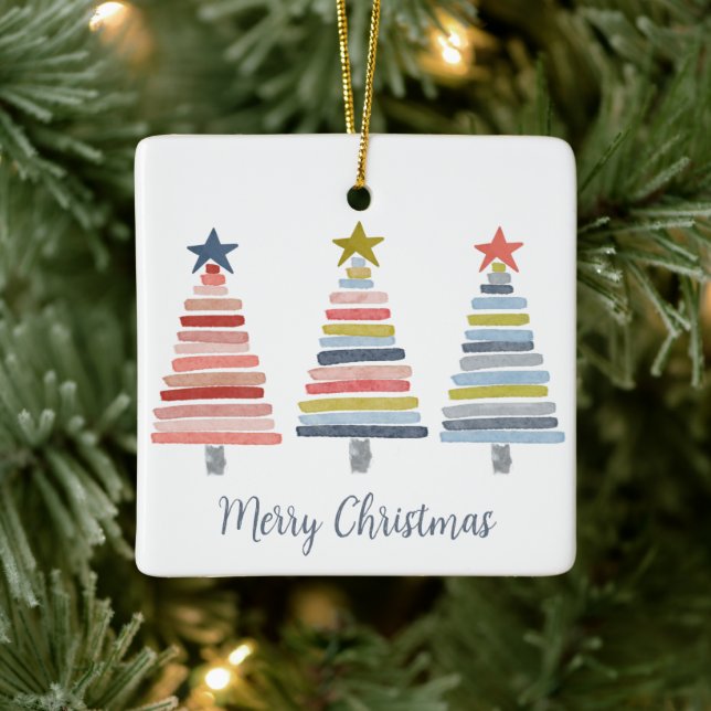 Frohe Weihnachten bunt gestapelte Bäume Keramikornament (Baum)