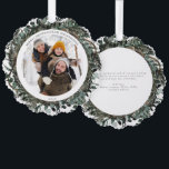 Frohe Weihnachten Dusty Winter Greenery Foto Wreat Ornament Karte<br><div class="desc">Mit der Wreath Ornament Card aus dem Foto "Dusty Winter Greenery" können Sie in der Urlaubssaison mit Stil und festlicher Eleganz klingeln. Diese bezaubernde Karte erfasst das Wunder des Winters mit seinem zarten Eukalyptus im Winter und dem immergrünen botanischen Grün, mit Beeren geschmückt, die zu einem natürlichen Kranz zusammengesetzt sind....</div>