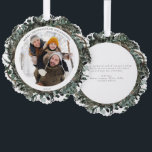 Frohe Weihnachten Dusty Winter Greenery Foto Wreat Ornament Karte<br><div class="desc">Mit der Wreath Ornament Card aus dem Foto "Dusty Winter Greenery" können Sie in der Urlaubssaison mit Stil und festlicher Eleganz klingeln. Diese bezaubernde Karte erfasst das Wunder des Winters mit seinem zarten Eukalyptus im Winter und dem immergrünen botanischen Grün, mit Beeren geschmückt, die zu einem natürlichen Kranz zusammengesetzt sind....</div>