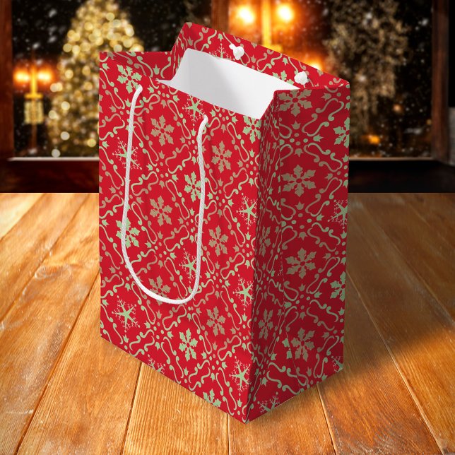 Frohe Weihnachten Einfache Minimalistische Script  Mittlere Geschenktüte (Red and green snowflake pattern gift bag)