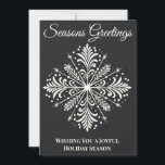 Frohe Weihnachten Einzigartige Chalkboard Snowflak<br><div class="desc">Senden Sie herzliche Urlaubswünsche mit dieser einzigartigen und eleganten Frohen Weihnachtskarte, die ein schönes Schneeflockenmotiv auf der Vorderseite zeigt und auf der Rückseite personalisierbare Texte enthält. Das aufwändige Schneeflockendesign, Set vor einem dunklen Hintergrund, schafft einen festlichen und zeitlosen Look. Personalisieren Sie die Vorder- und Rückseite der Karte mit Ihrem Familiennamen...</div>