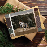 Frohe Weihnachten Elegantes Kariertes Muster Foto  Folien Feiertagskarte<br><div class="desc">Verbringen Sie die Freude in dieser Urlaubssaison mit unserer eleganten Folie und der karierten Foto-Urlaubskarte. Das Design zeichnet sich durch eine individuelle Begrüßung in eleganter Skriptfolie aus. Das Foto wird in das karierte Muster-Design mit einem "Frohen Weihnachten"-Overlay platziert. Personalisieren Sie mit der Unterschrift der Familie und Jahr. Design von Moodthogy...</div>