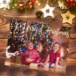 Frohe Weihnachten Elegantes White Script Overlay F Postkarte<br><div class="desc">Elegante frohe Weihnachts-Foto-Postkarte mit wunderschöner kursiver Typografie in Weiß. Dieses moderne Familienfoto der Postkarte bietet ein wunderschönes Drehbuch und Ihren Namen in Weiß über das komplette Blutbild. Feierliche,  minimalistische Feiertage Postkarte.</div>
