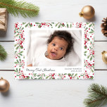 Frohe Weihnachten Fotos, Berries & Greenery<br><div class="desc">Diese süße und klassische Weihnachtspostkarte hebt die erste Weihnachtszeit Ihres Neugeborenen mit einem Foto-Set vor festlicher Wasserfarbenbeere und grünem Hintergrund hervor. Passen Sie den Vorder- und Rückseite an, um eine echte Urlaubskarte zu erhalten (es gibt auf der Rückseite Platz für eine kurze Note). Ein perfekter Sake für Familie und Freunde!...</div>