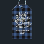 Frohe Weihnachten Glück Neujahr Classic Blue Karo Geschenkanhänger<br><div class="desc">Weihnachts-Weihnachtsgeschenk-Tag mit dem Text 'Frohe Weihnachten und Glück im neuen Jahr', mit Ihrem Familiennamen in weißer, schicker Schrift-Kalligrafie und moderner Typografie auf einem klassisch-blauen Gingham Karo-Hintergrund mit einem stilvollen Vintage-Bild von Santa's Schlitten und Rentier. Wenn Sie Hilfe oder passende Produkte benötigen, kontaktieren Sie uns bitte unter happydolphinstudio.com. Exklusiv für Sie...</div>