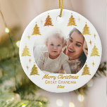 Frohe Weihnachten Große Oma - Weißes Gold Foto Keramik Ornament<br><div class="desc">Dieses elegante Weihnachtsschmuck ist ein Geschenk für Große Oma (oder wer auch immer Sie wünschen), um ein neues Baby zu behalten oder einfach nur ein schönes Foto zu teilen. Die Vorlage ist Set für Sie, um Ihr Lieblings-Foto, Ihren Gruß, einen Namen und das Jahr hinzuzufügen. Ihr Foto ist gerahmt mit...</div>