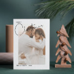 Frohe Weihnachten Handlettered 2 Foto First Xmas<br><div class="desc">Diese wunderschöne, moderne Weihnachts-Weihnachtskarte mit dem Namen 2 Foto bietet Ihnen Ihr hochheiliges Foto hinter einer weißen Grenze. Das Foto hat einen Schwarz-Weiß-Filter eingesetzt, um einen Schwarz-Weiß-Look für die Karte zu erstellen. Sie können den Filter ausschalten, wenn Sie es vorziehen. Das Wort "Fröhlich" erscheint in der Bruch-Ränder-Manier in den oben...</div>
